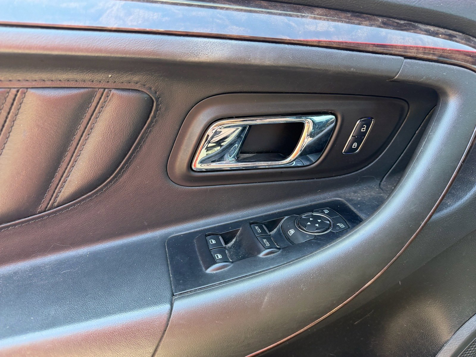 Used 2018 Ford Taurus Limited FWD image 11
