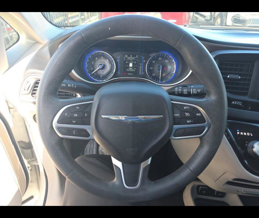 Used 2017 Chrysler Pacifica Touring image 4