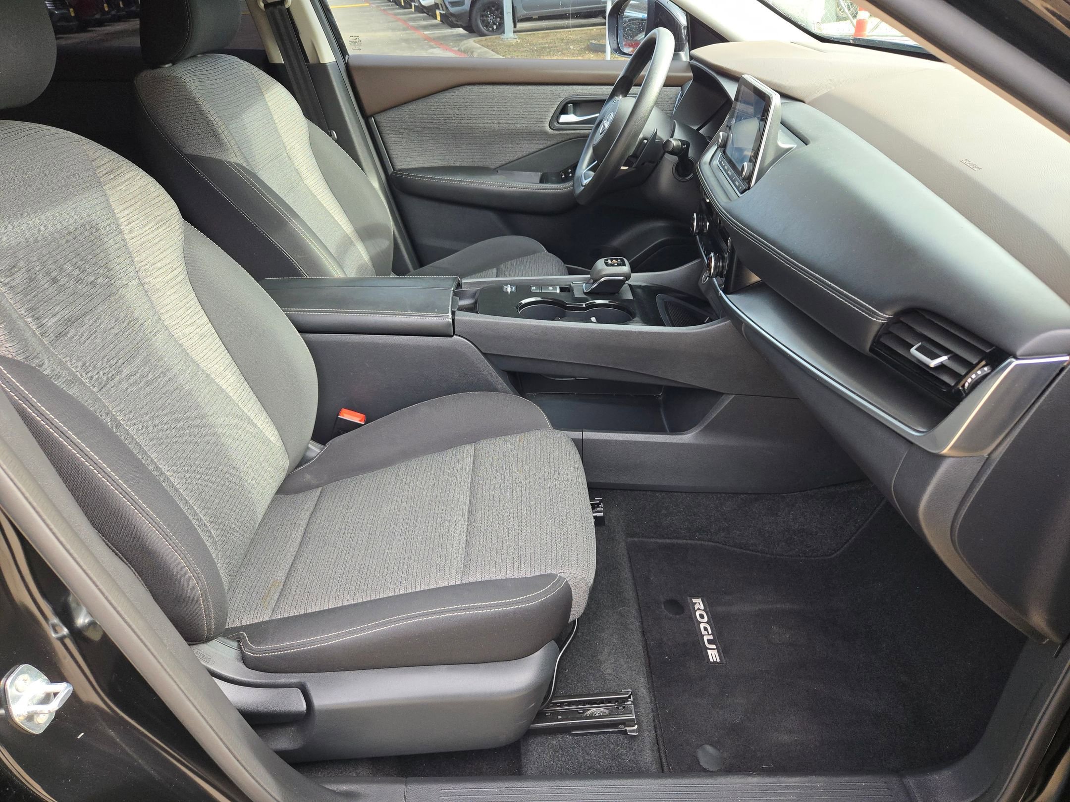 Used 2022 Nissan Rogue SV image 27