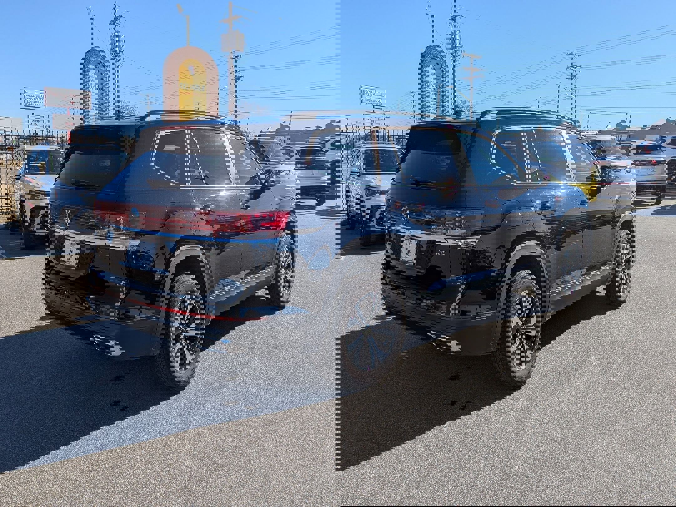 Used 2025 Volkswagen Atlas SE image 3