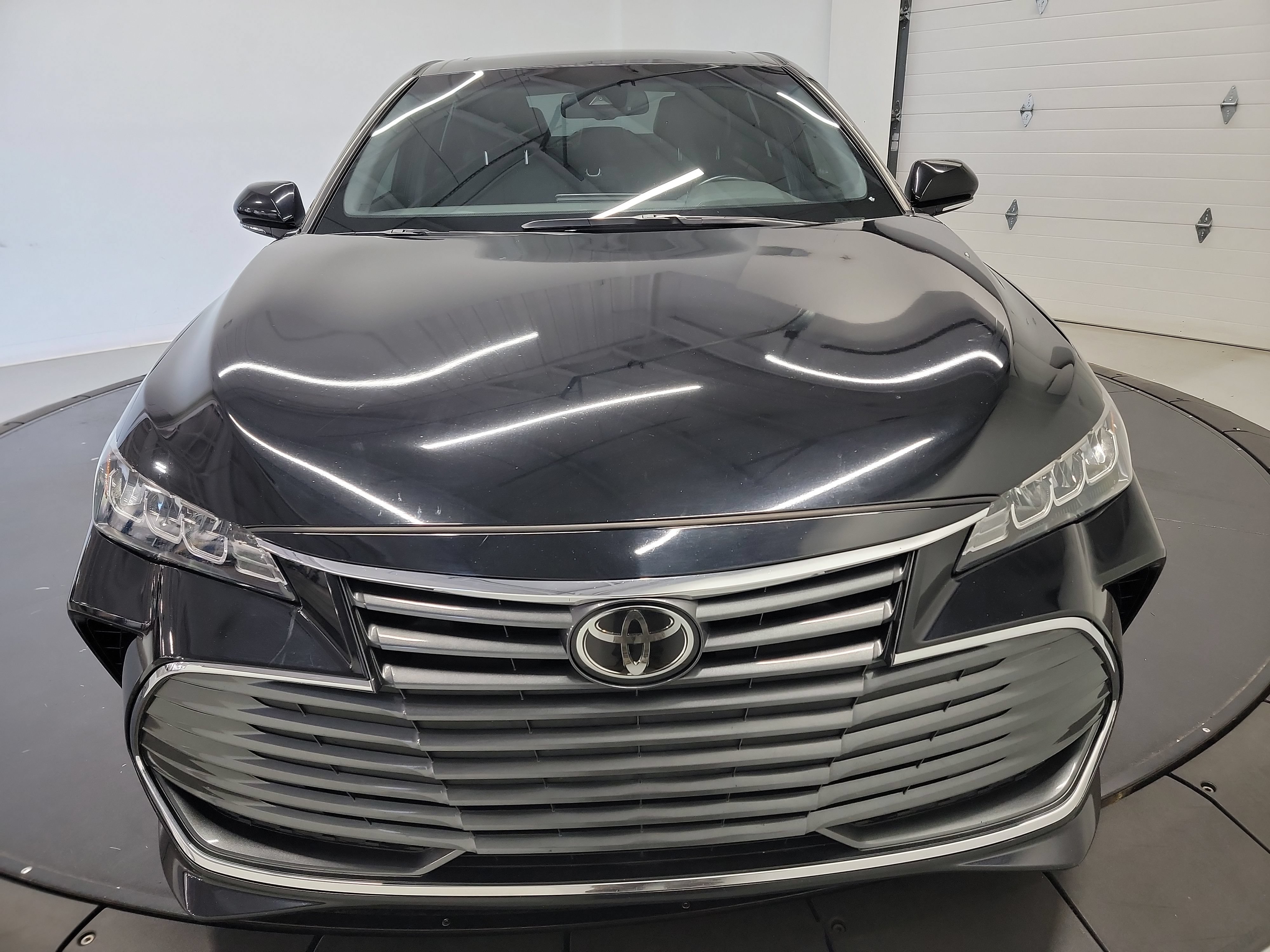 Used 2019 Toyota Avalon XLE w/ Moonroof Package FWD image 2