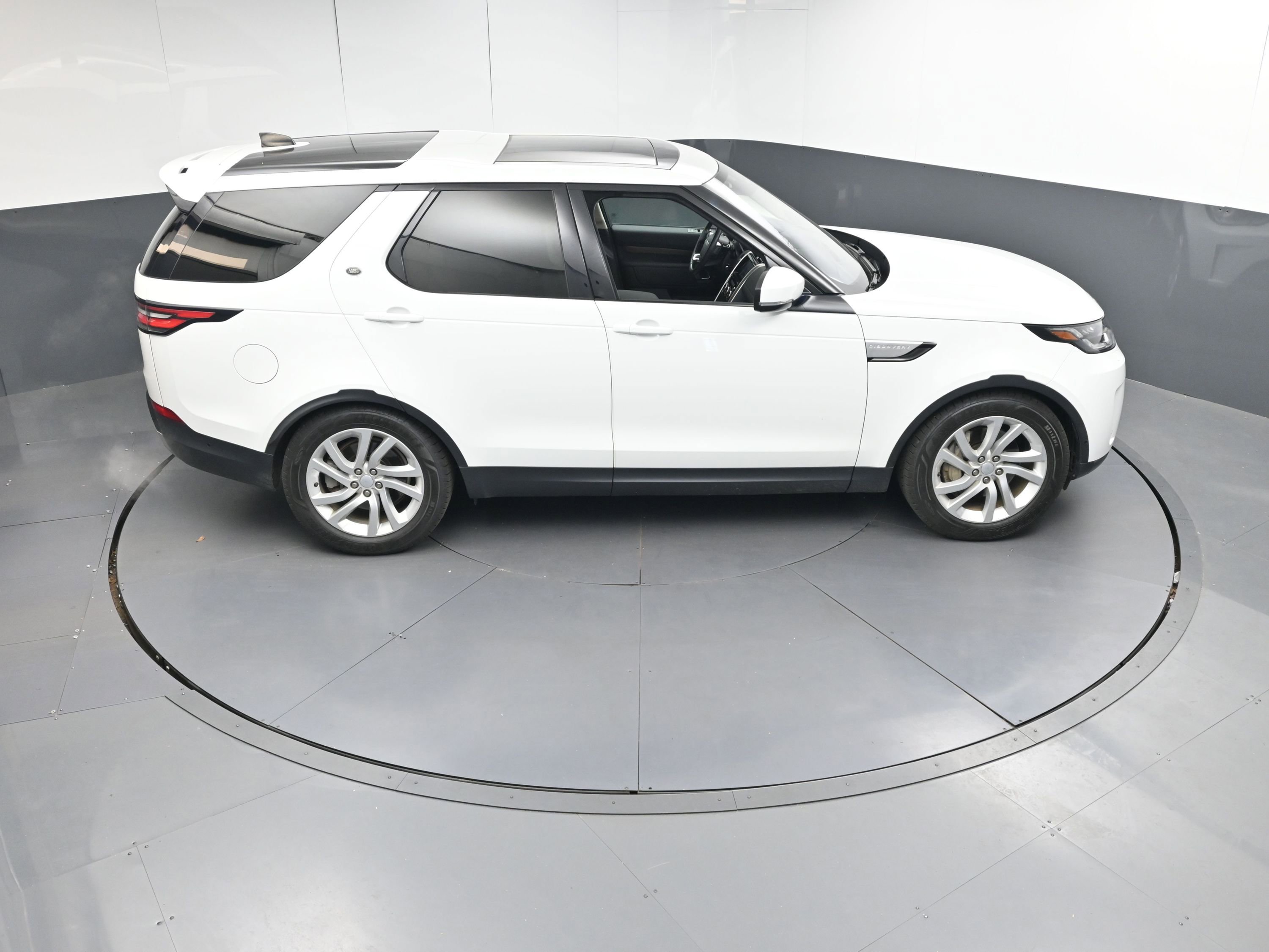 Used 2019 Land Rover Discovery HSE image 37