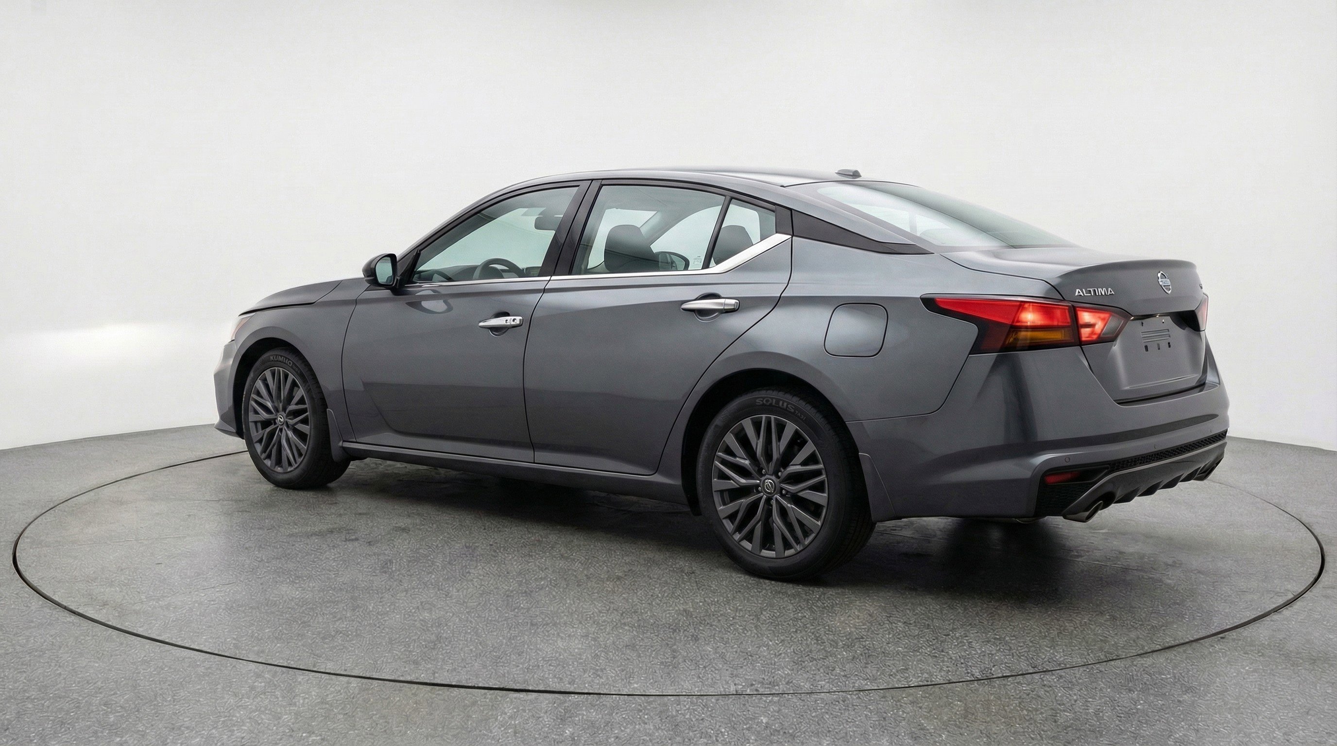 Used 2025 Nissan Altima 2.5 SV FWD image 6