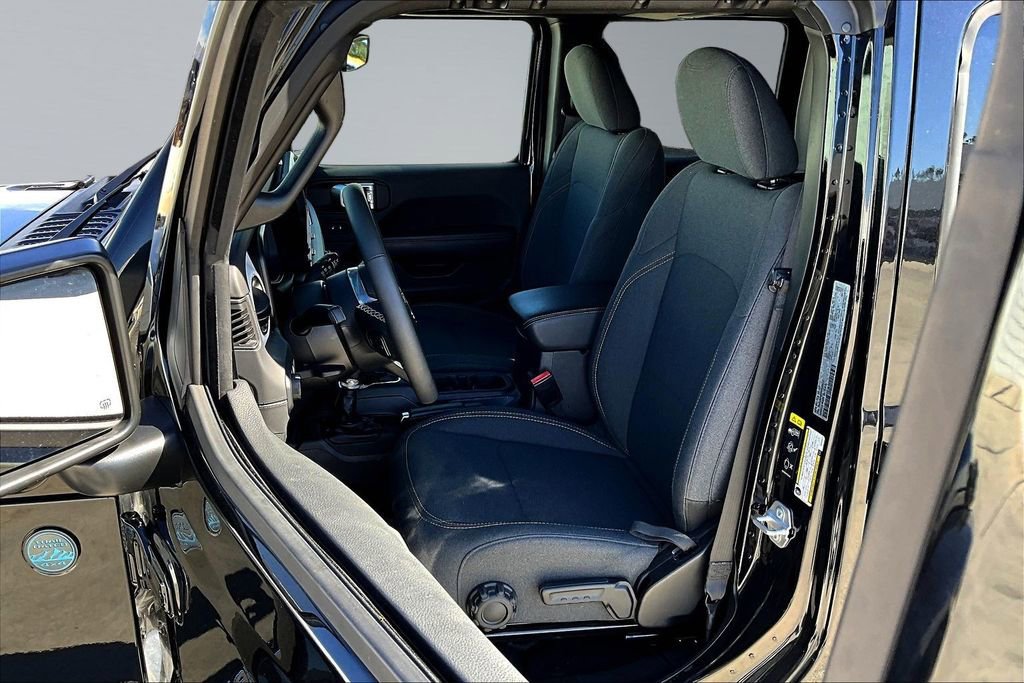 Certified 2025 Jeep Wrangler Unlimited Sahara w/ Safety Group AWD/4WD image 3