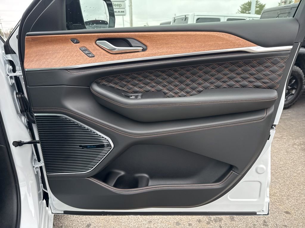 New 2026 Jeep Grand Cherokee L Summit AWD/4WD image 37