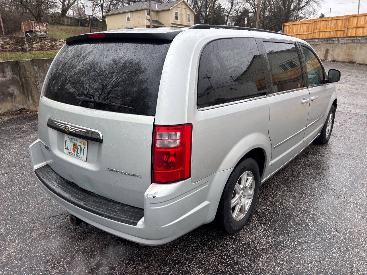 Used 2010 Chrysler Town & Country Touring FWD image 7