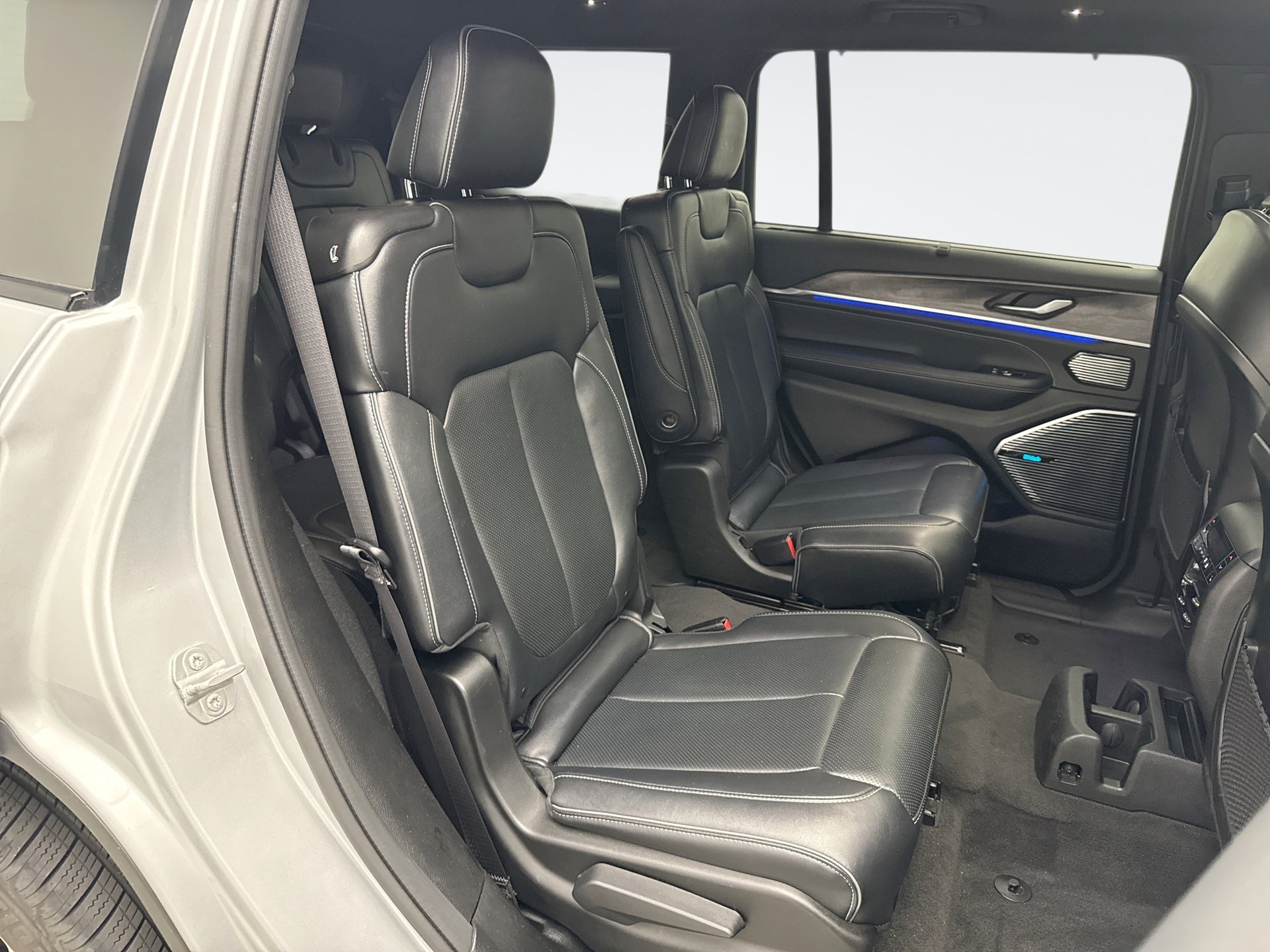 Used 2022 Jeep Grand Cherokee L Overland w/ Luxury Tech Group IV AWD/4WD image 18