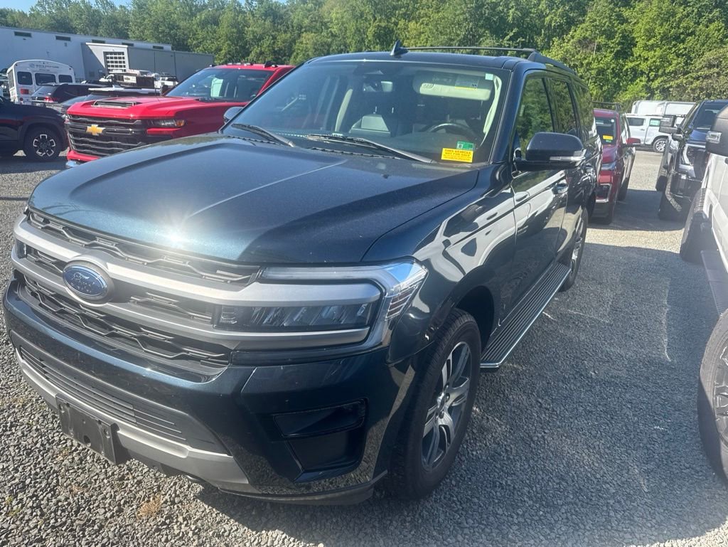 Used 2023 Ford Expedition XLT AWD/4WD image 3