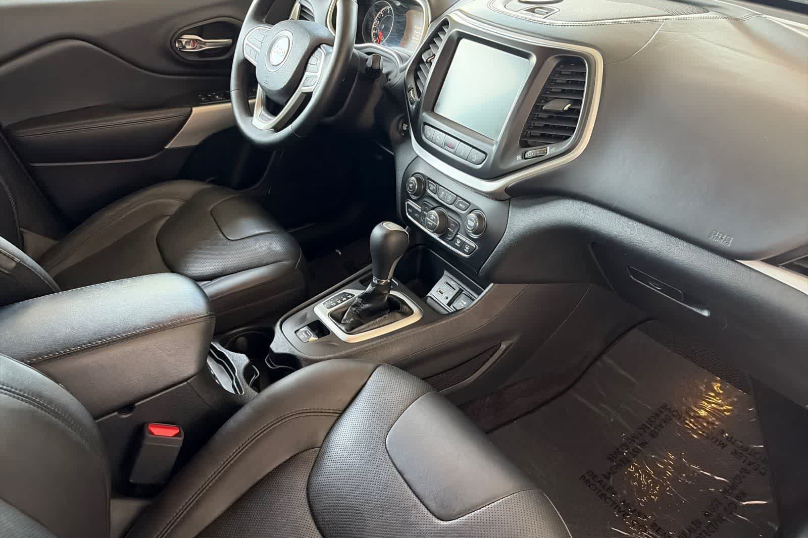 Used 2017 Jeep Cherokee Overland w/ Technology Group FWD image 17