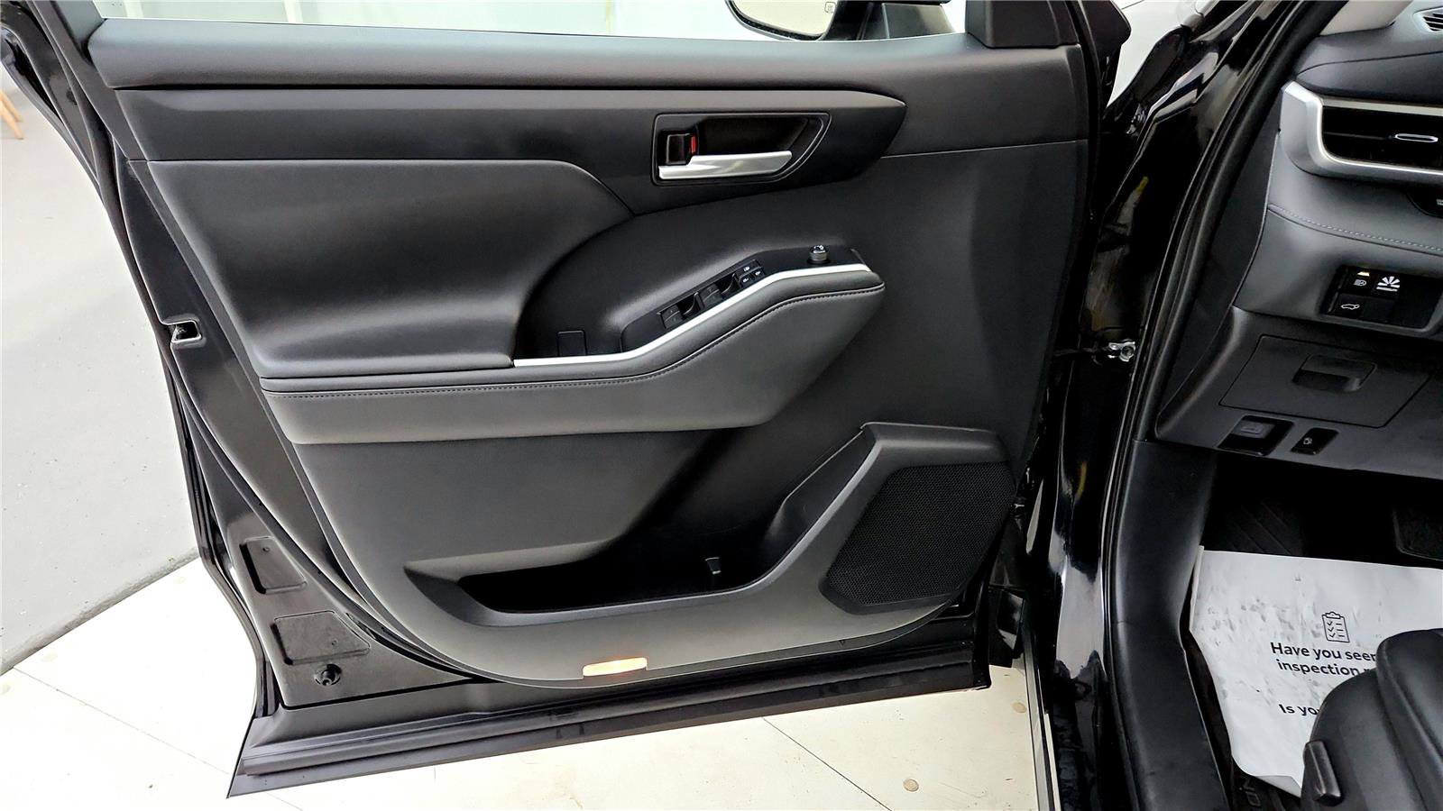 Used 2021 Toyota Highlander XLE image 19