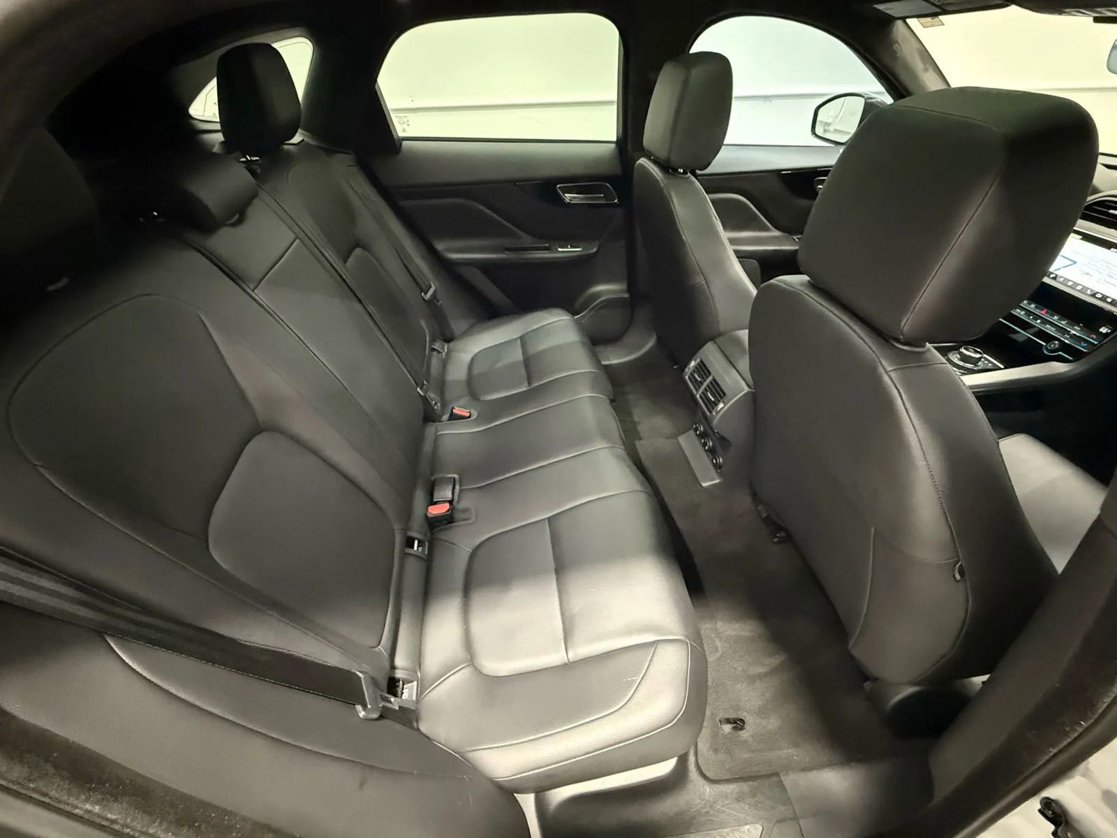 Used 2019 Jaguar F-PACE Premium image 63