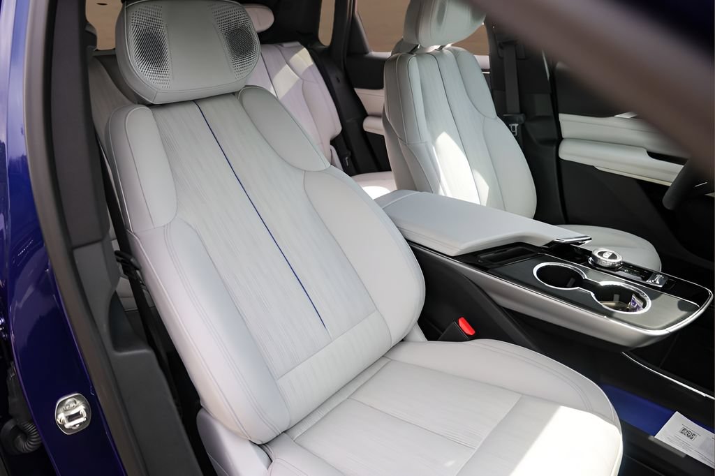 Certified 2025 Cadillac Lyriq Sport w/ LPO, Floor Liner Package AWD/4WD image 28