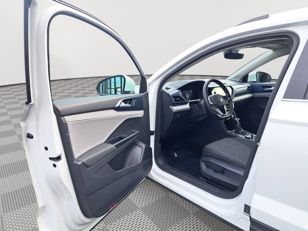Used 2024 Volkswagen Taos SE image 11
