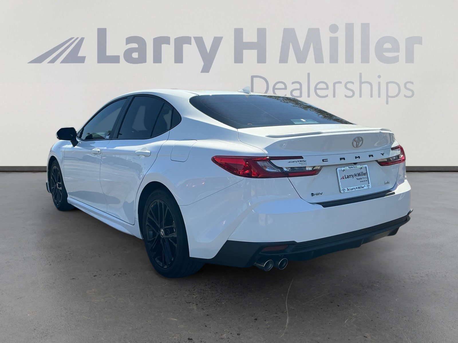 Used 2025 Toyota Camry SE image 3