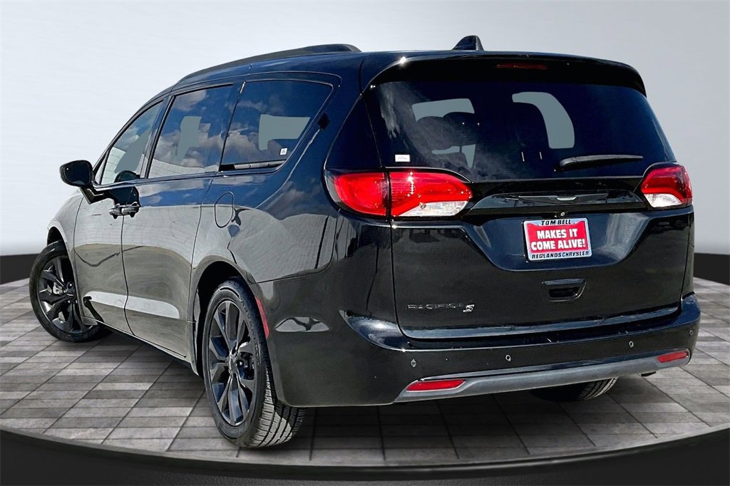 Used 2018 Chrysler Pacifica Touring-L w/ Premium Audio Group image 3