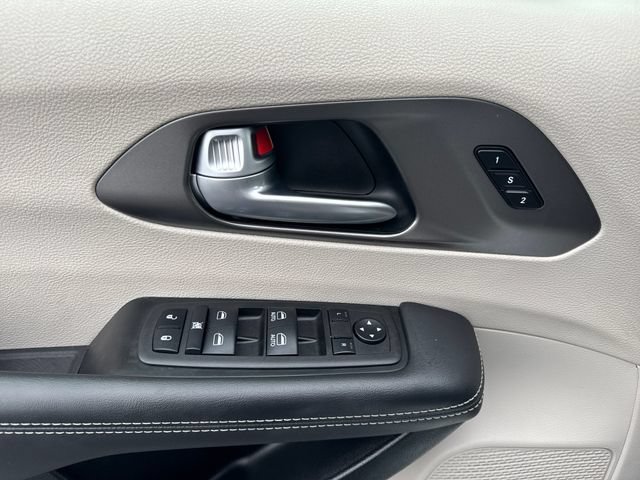 Used 2024 Chrysler Pacifica Touring-L FWD image 11