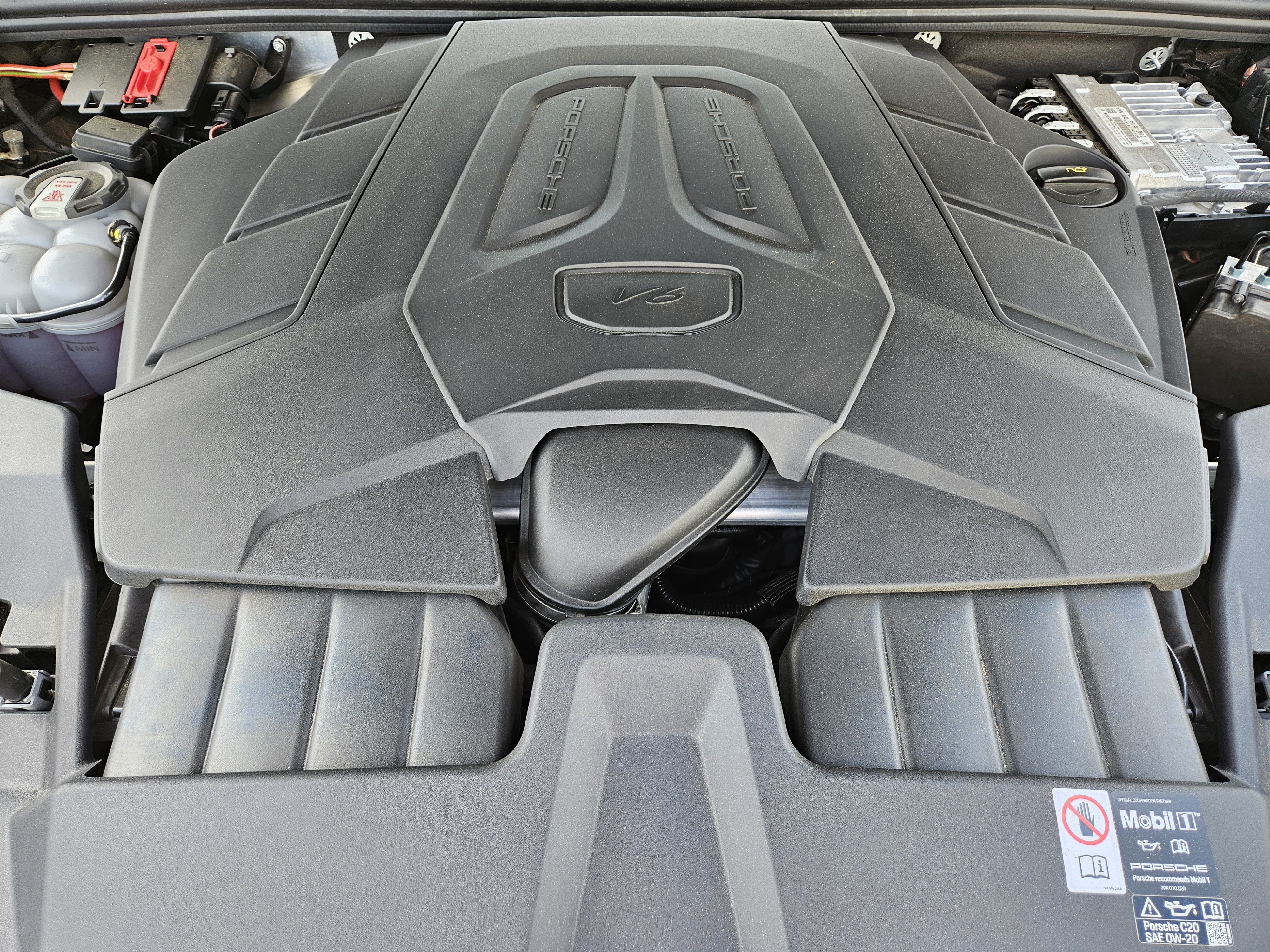 Certified 2024 Porsche Cayenne Coupe AWD/4WD image 31