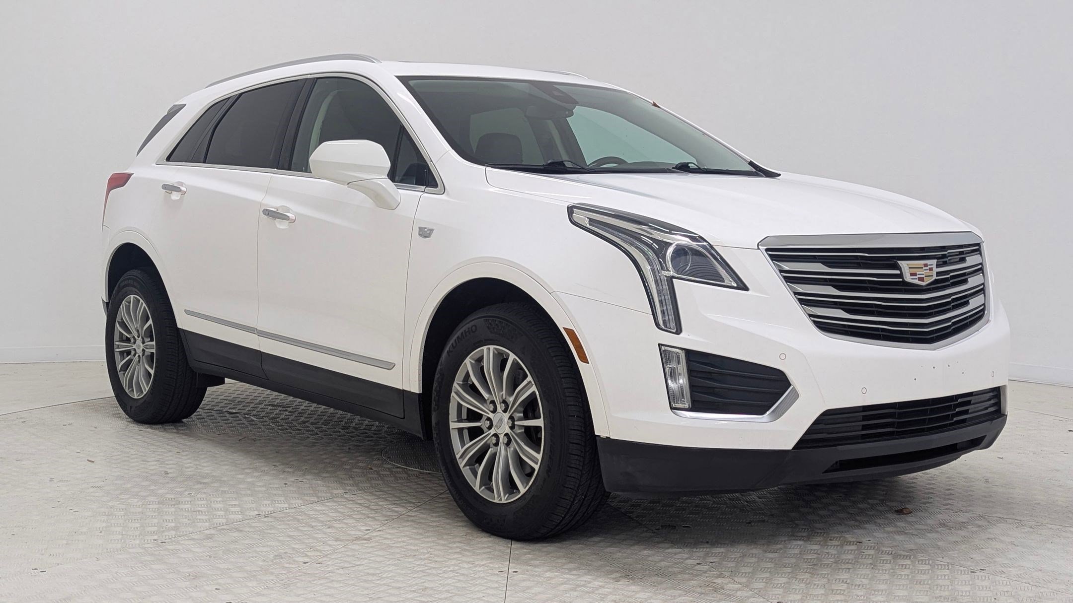 Used 2017 Cadillac XT5 Luxury w/ Driver Awareness Package image 6