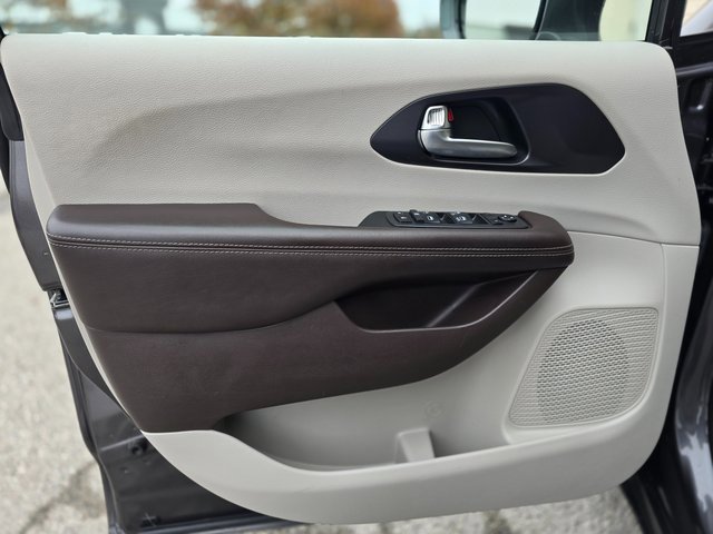 Used 2021 Chrysler Pacifica Touring image 14