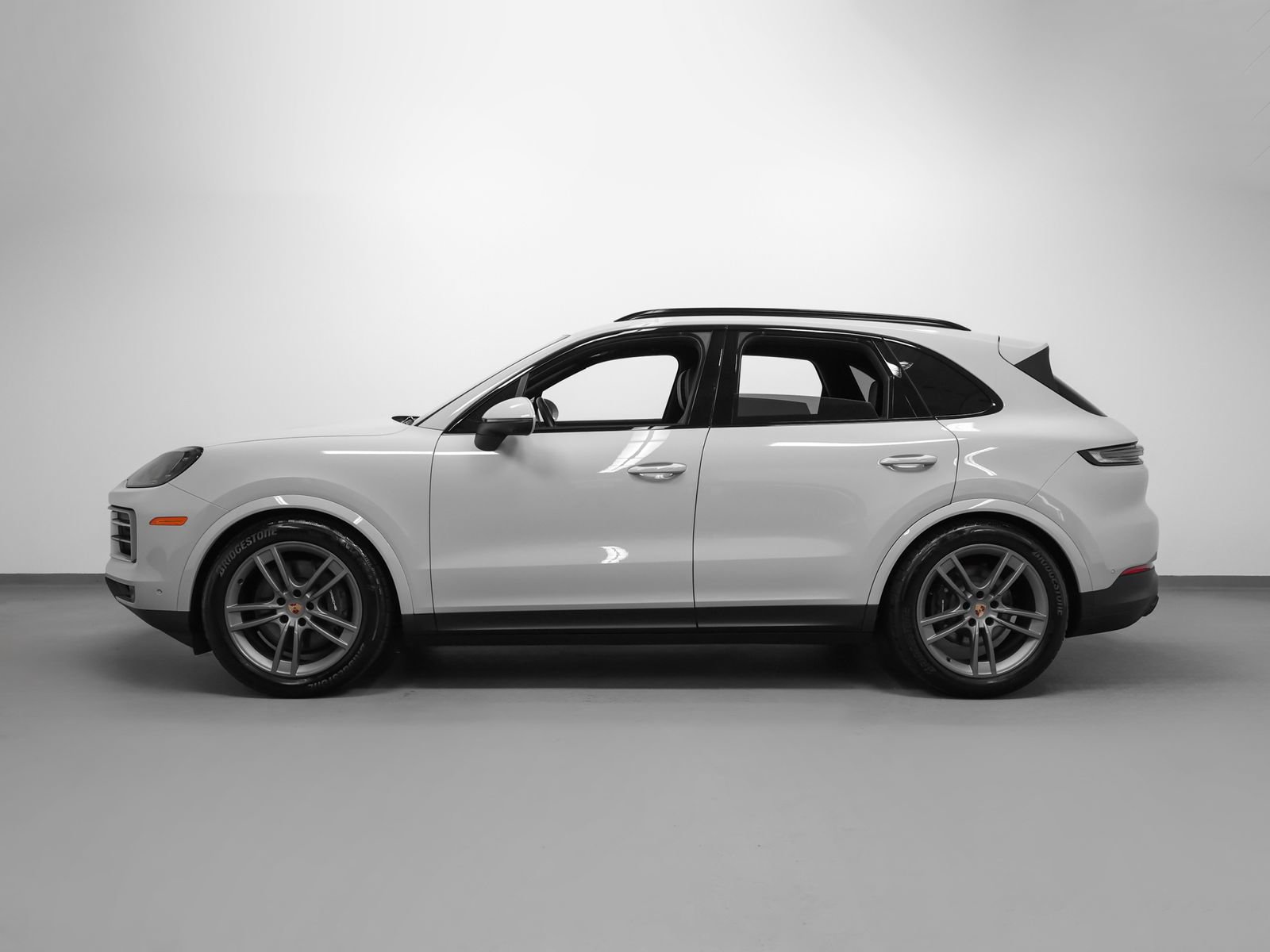 Certified 2025 Porsche Cayenne AWD/4WD image 2