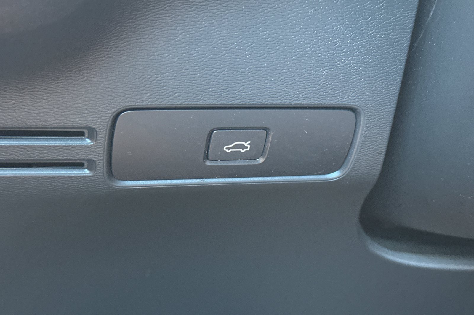 Certified 2023 Volvo C40 Recharge Core AWD/4WD image 31