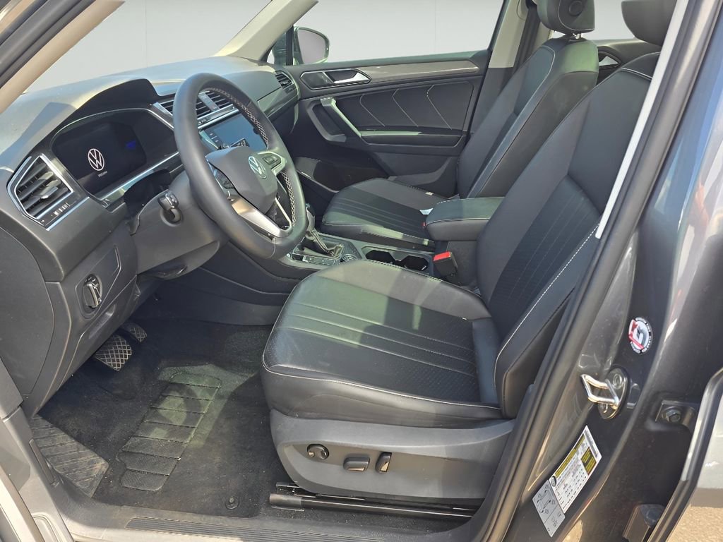 Used 2022 Volkswagen Tiguan SE w/ Panoramic Sunroof Package image 27