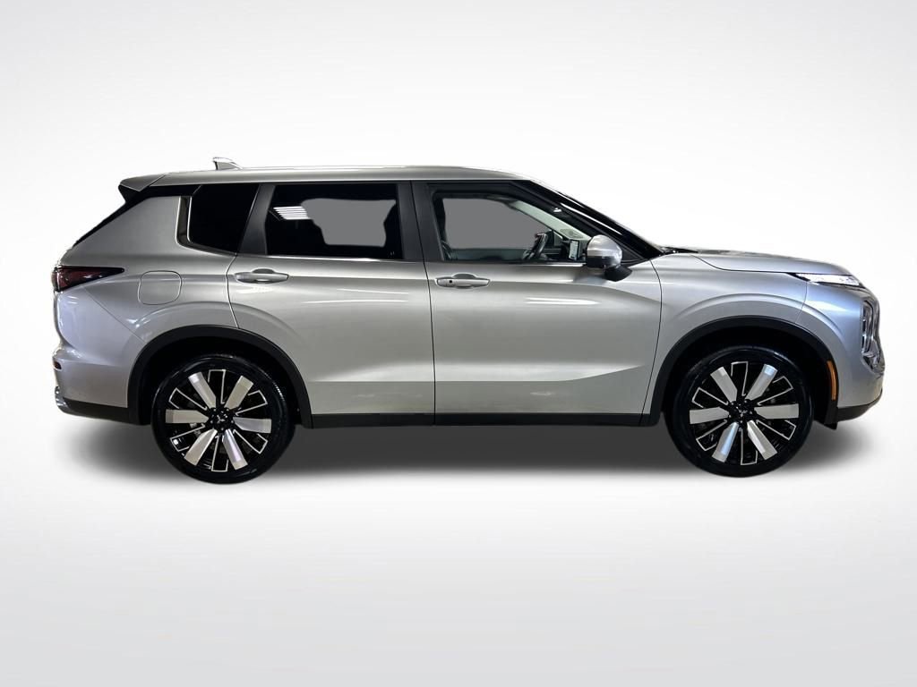 Used 2025 Mitsubishi Outlander SE AWD/4WD image 6