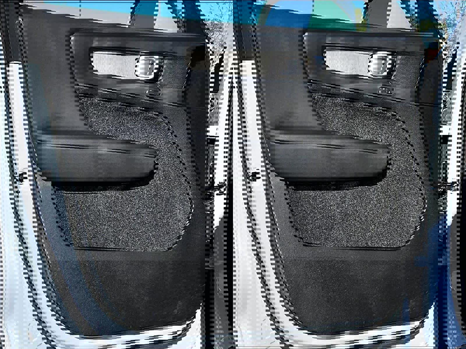 Used 2025 Volvo XC40 B5 Plus image 25