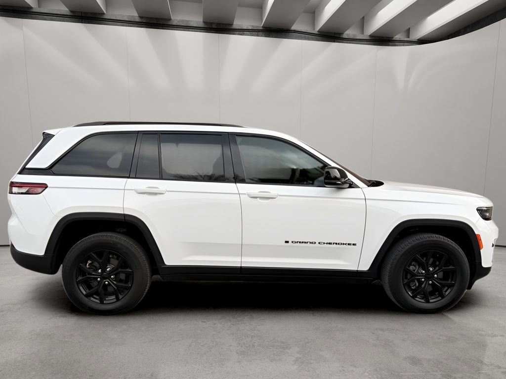 Used 2024 Jeep Grand Cherokee Altitude image 6