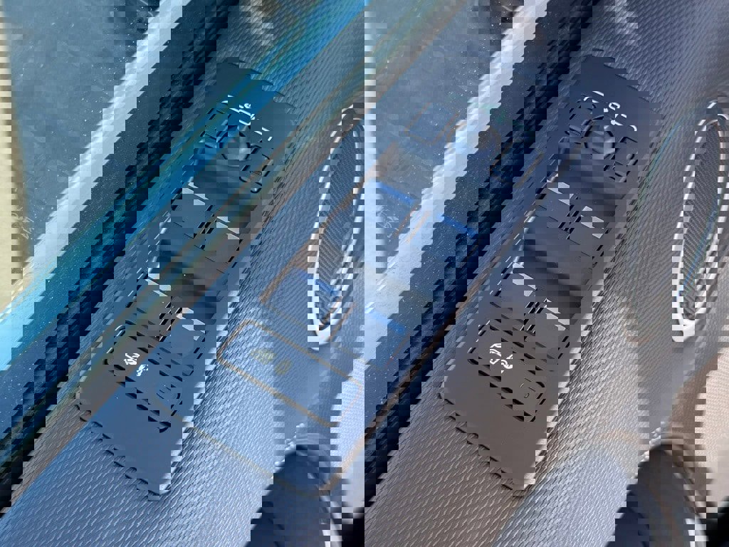 Certified 2025 Land Rover Discovery Dynamic SE image 16