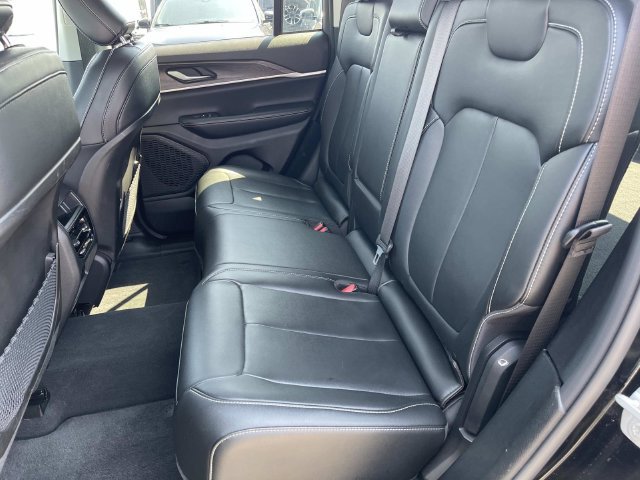 Used 2023 Jeep Grand Cherokee Limited AWD/4WD image 18