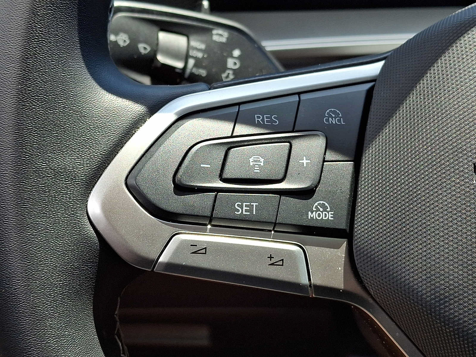 Used 2025 Volkswagen Tiguan SE w/ Panoramic Sunroof Package AWD/4WD image 18