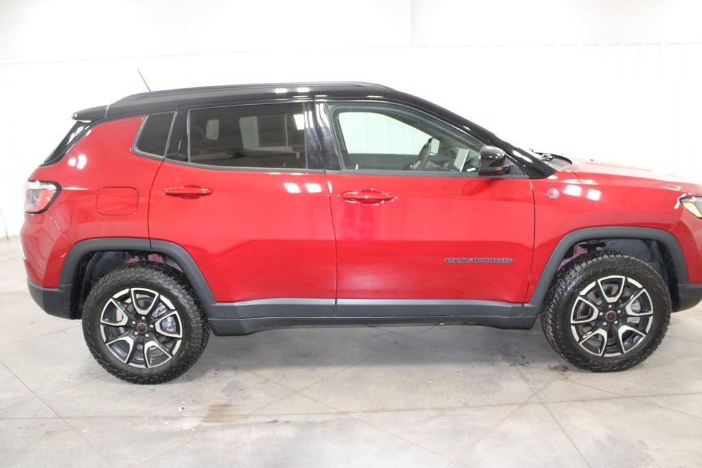 Used 2025 Jeep Compass Trailhawk AWD/4WD image 11