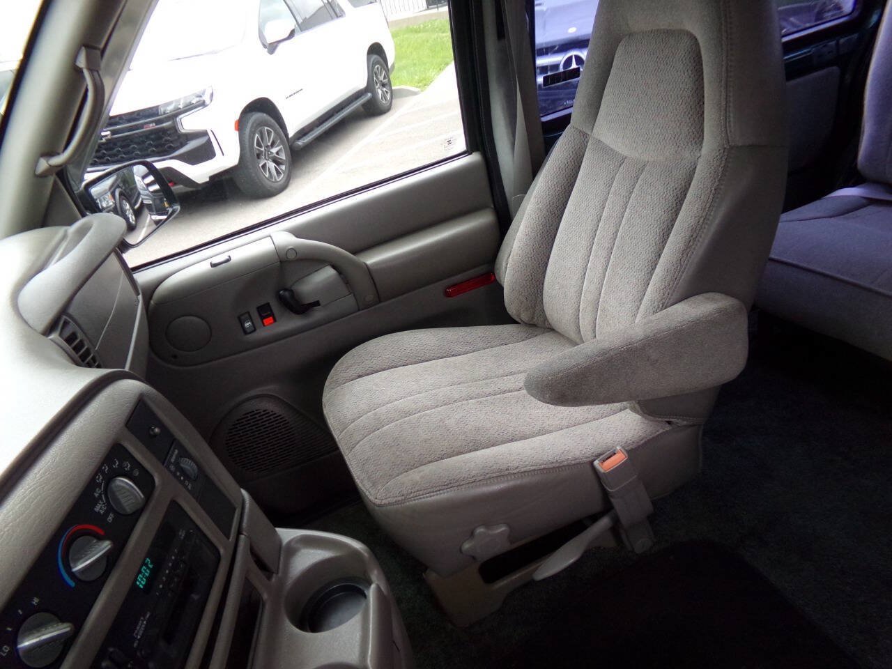 Used 1998 Chevrolet Astro w/ Convenience Group RWD image 16