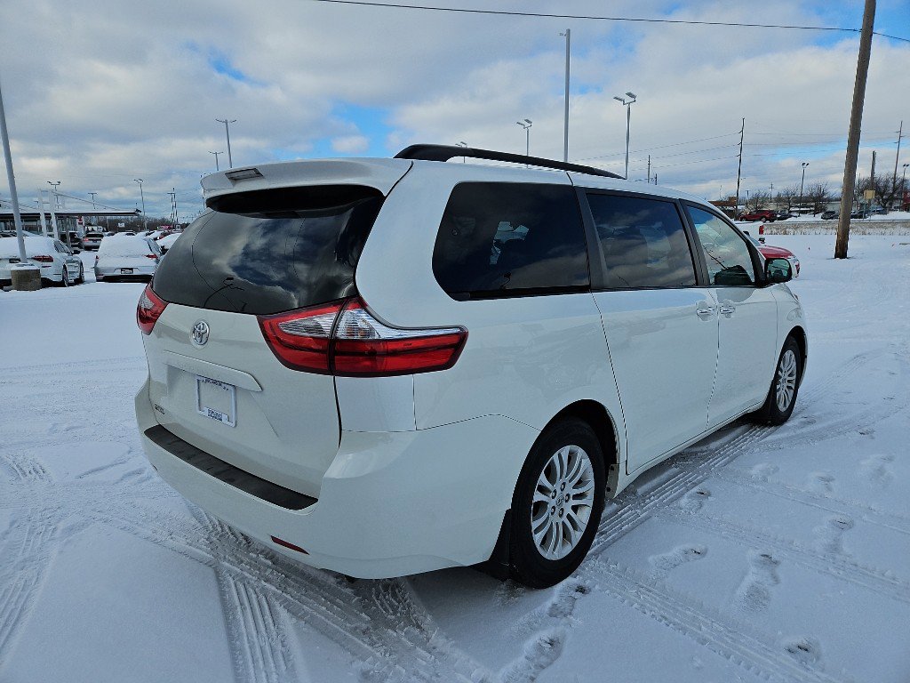 Used 2016 Toyota Sienna XLE image 4
