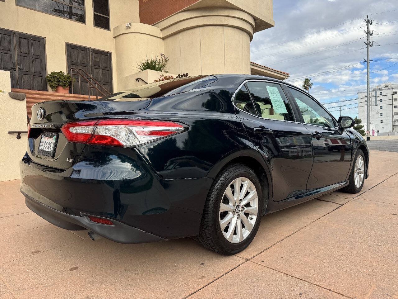 Used 2018 Toyota Camry LE FWD image 7