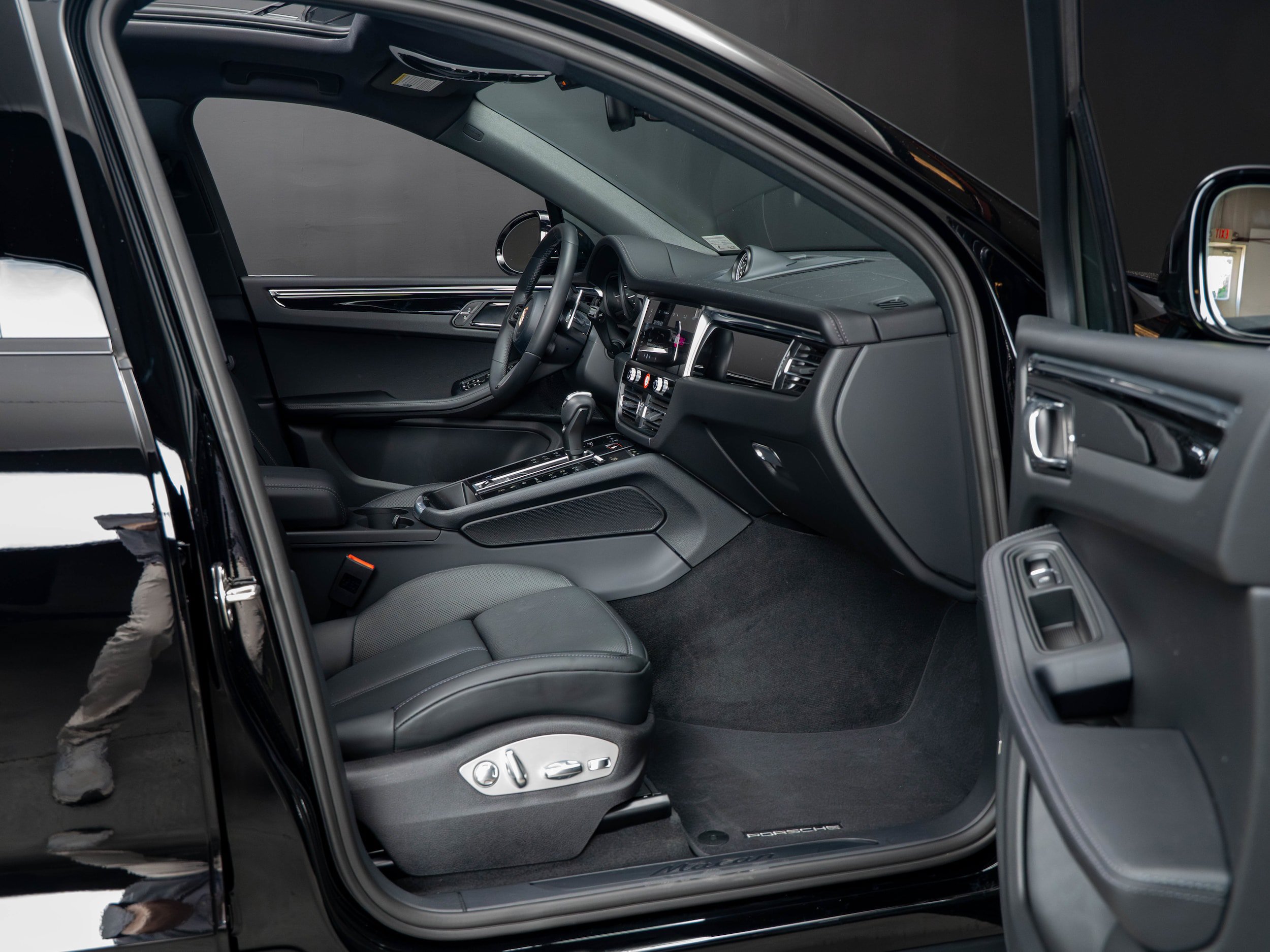 Certified 2026 Porsche Macan AWD/4WD image 35