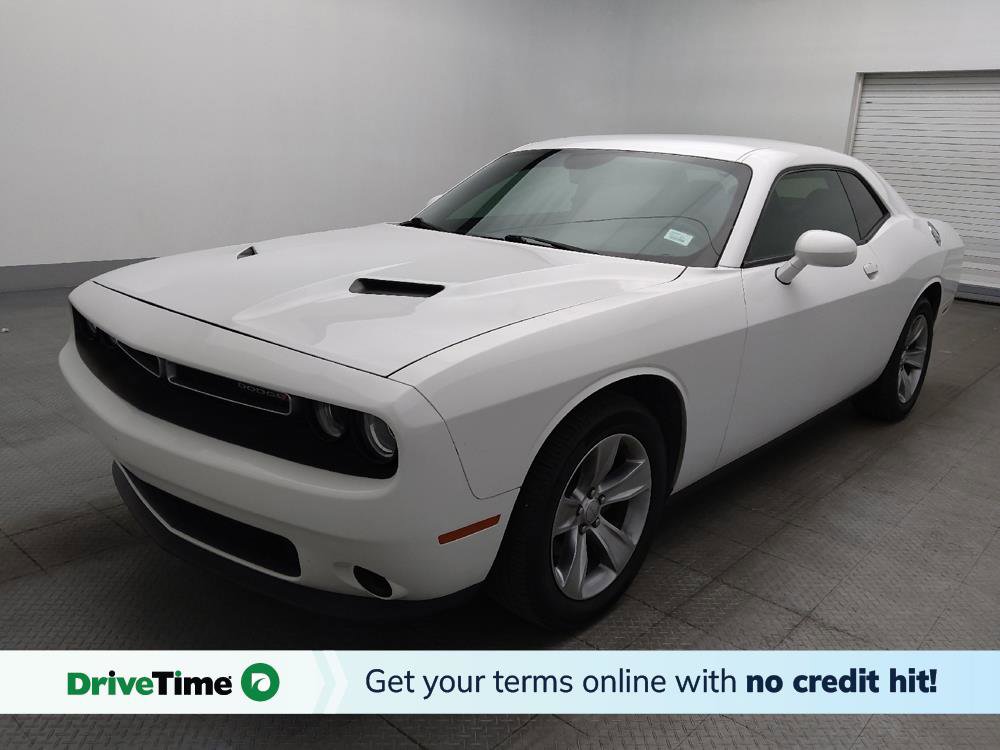 Used 2017 Dodge Challenger SXT image 1