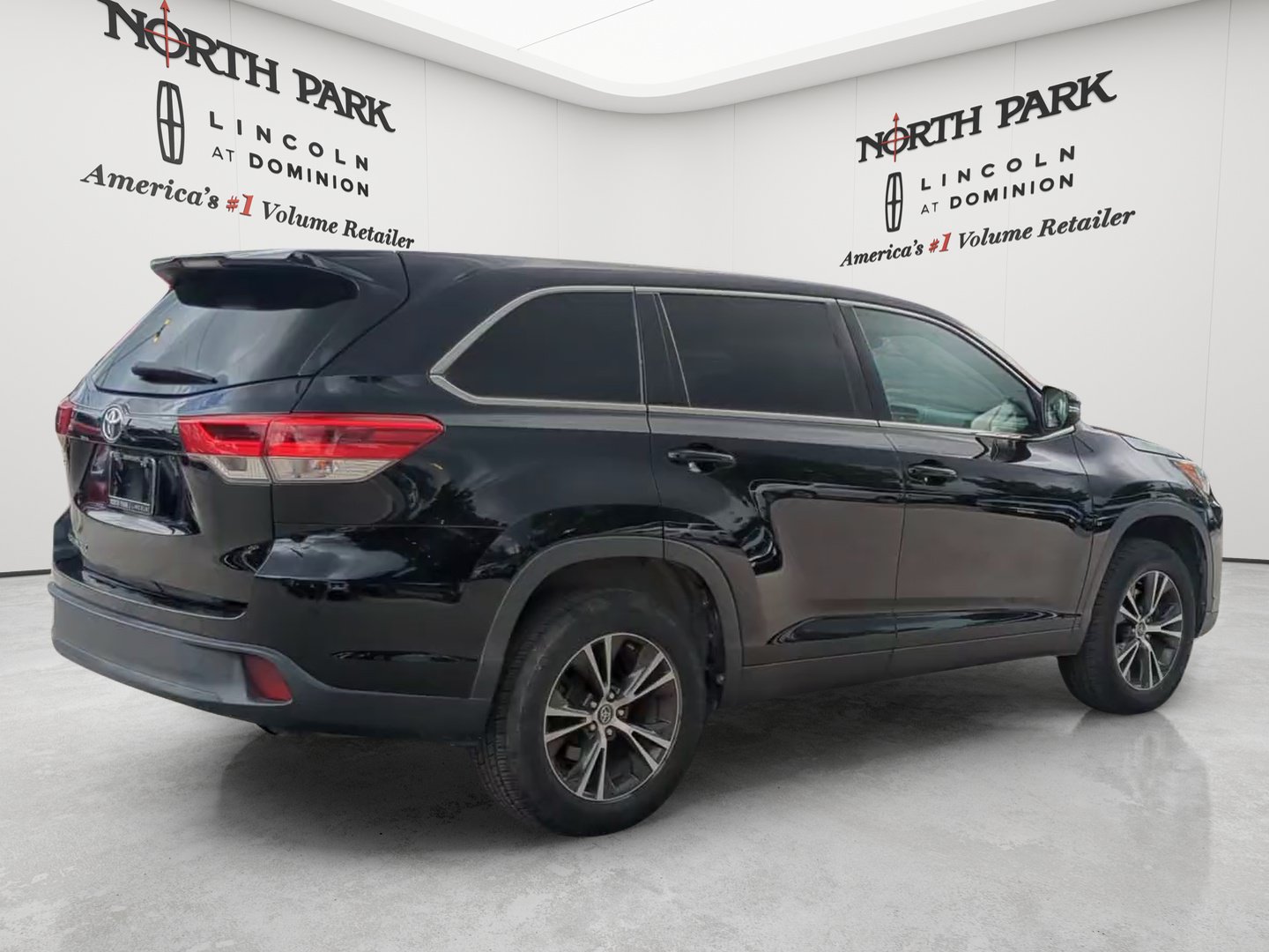 Used 2019 Toyota Highlander LE FWD image 5