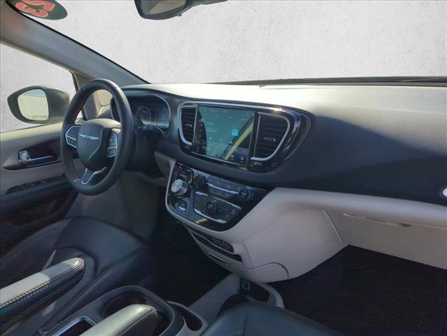Used 2023 Chrysler Pacifica Touring-L FWD image 23