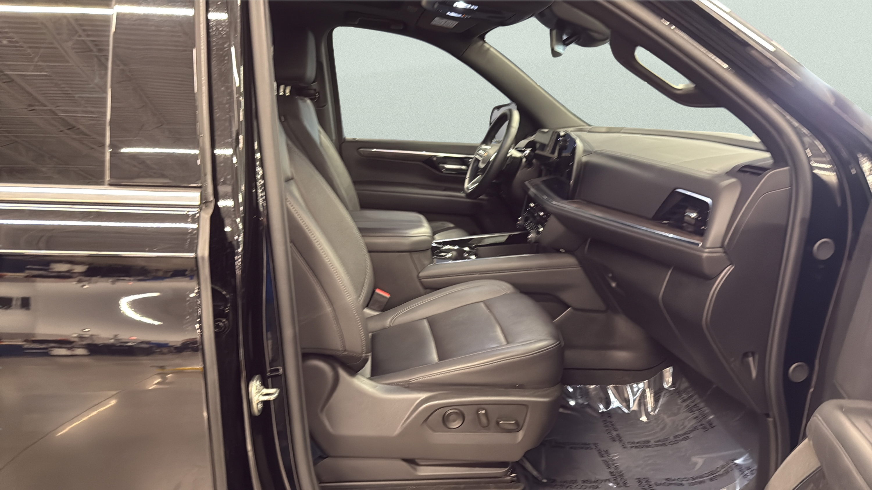 Used 2025 Chevrolet Suburban LT w/ Comfort Package AWD/4WD image 17