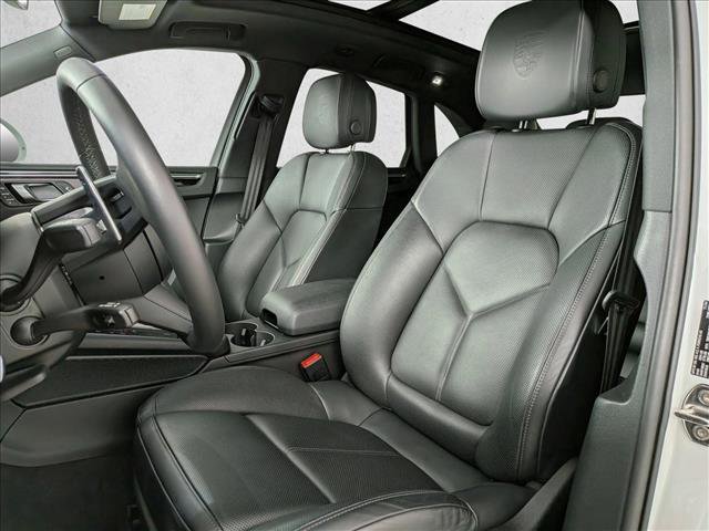 Certified 2025 Porsche Macan image 5