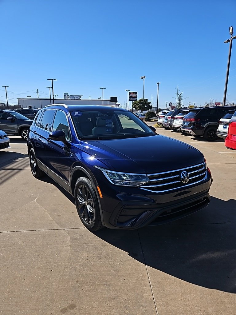 Certified 2024 Volkswagen Tiguan SE w/ Panoramic Sunroof Package image 3