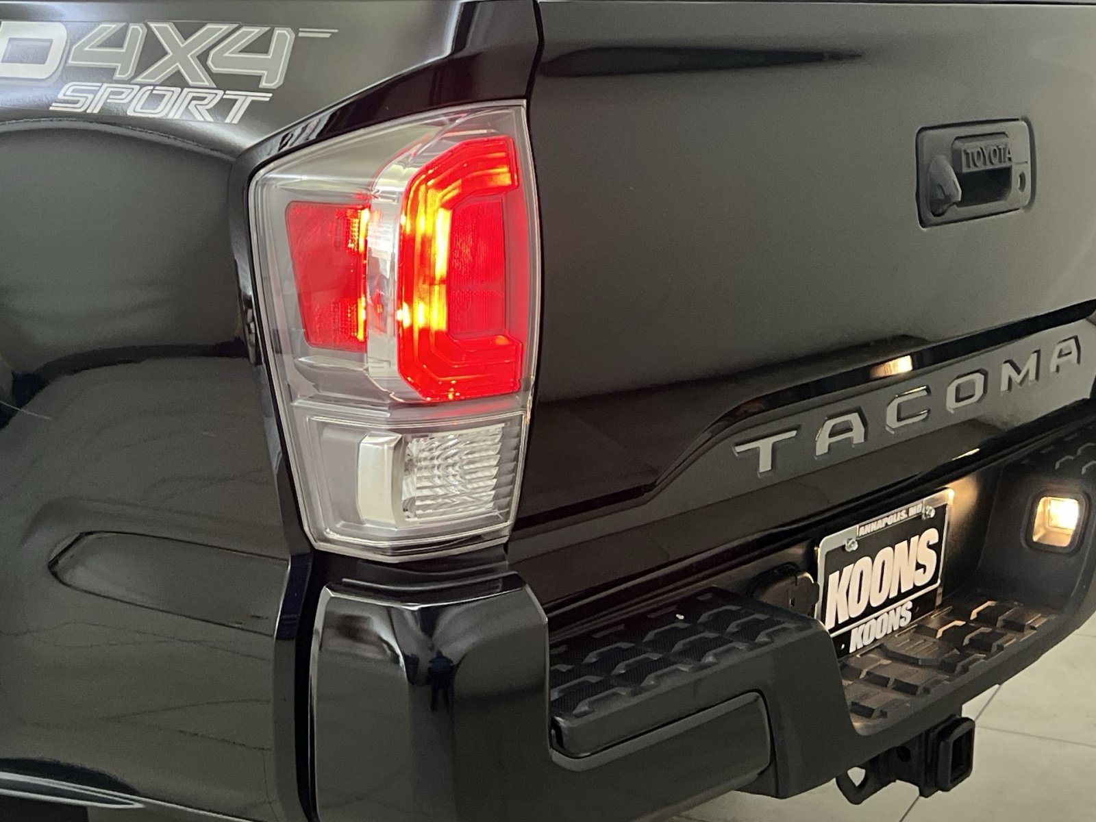 Used 2020 Toyota Tacoma TRD Sport AWD/4WD image 29