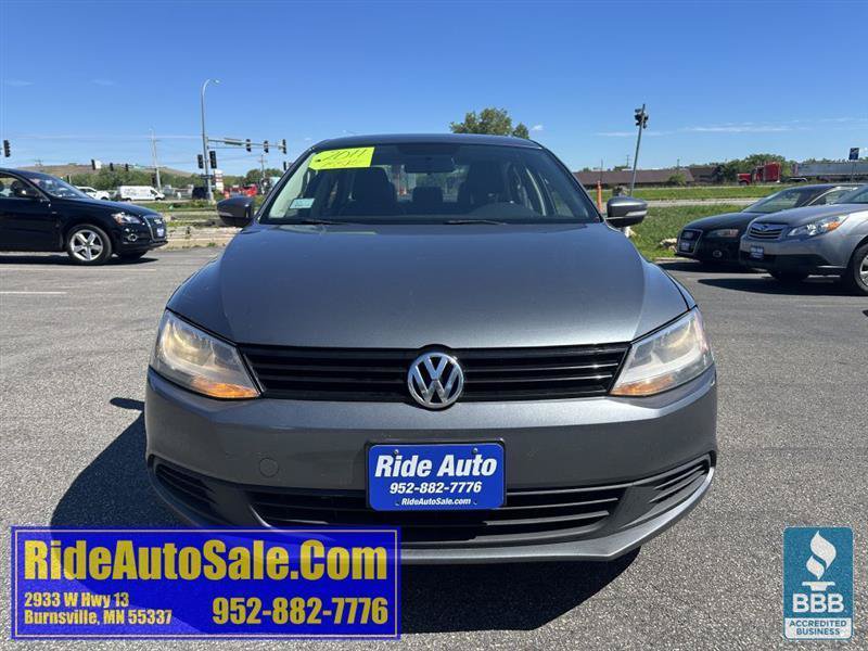 Used 2011 Volkswagen Jetta SE FWD image 2