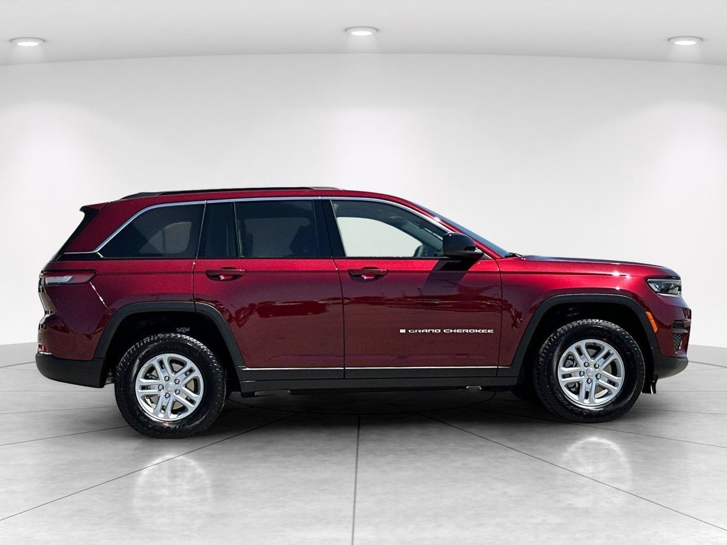 New 2025 Jeep Grand Cherokee Laredo w/ Luxury Tech Group I RWD image 8