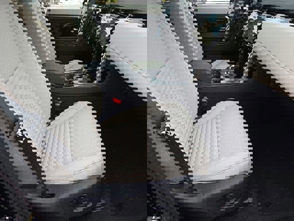 New 2025 Land Rover Discovery Sport S image 7