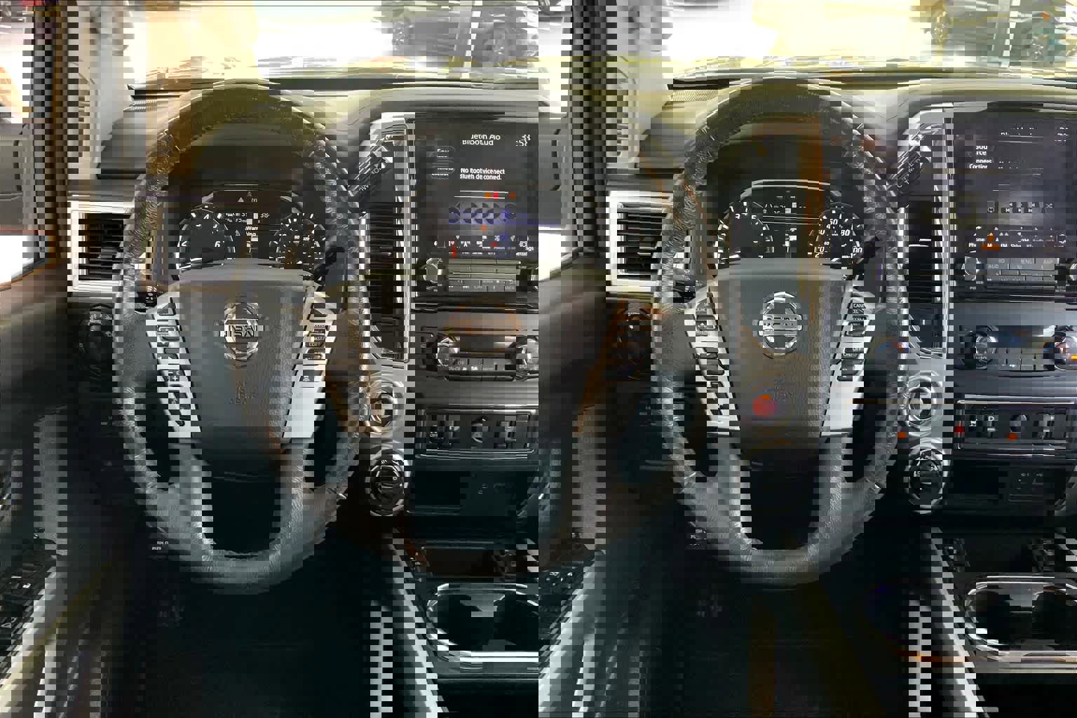 Used 2021 Nissan Titan SV w/ SV Convenience Package image 6