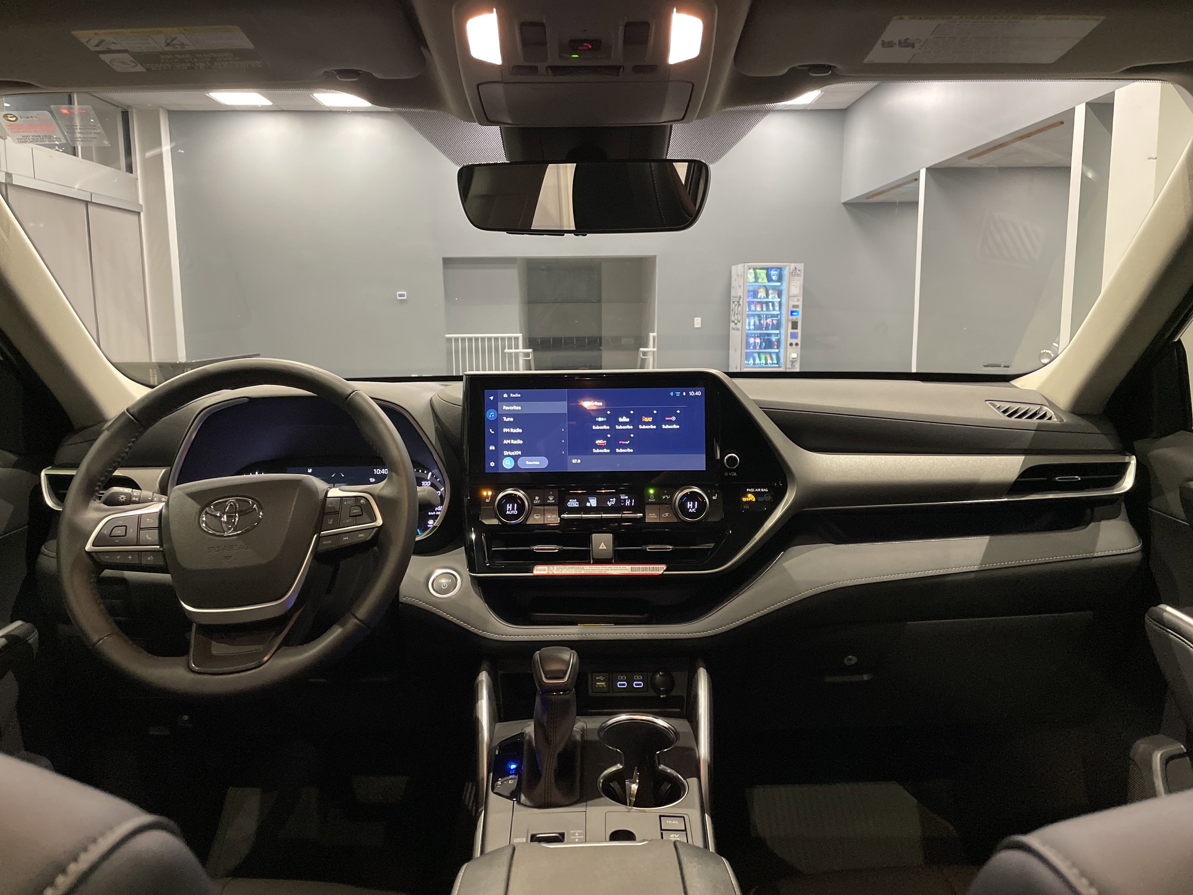 Used 2025 Toyota Highlander XLE image 31