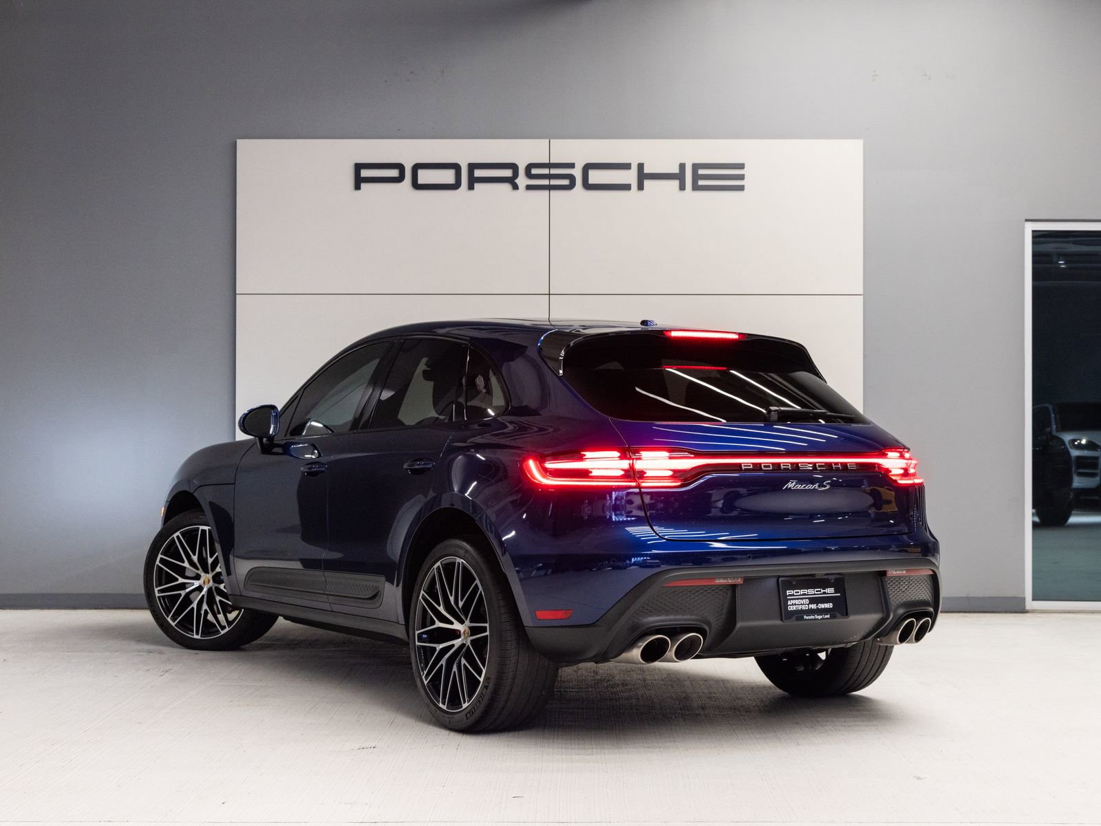 Certified 2023 Porsche Macan S AWD/4WD image 3